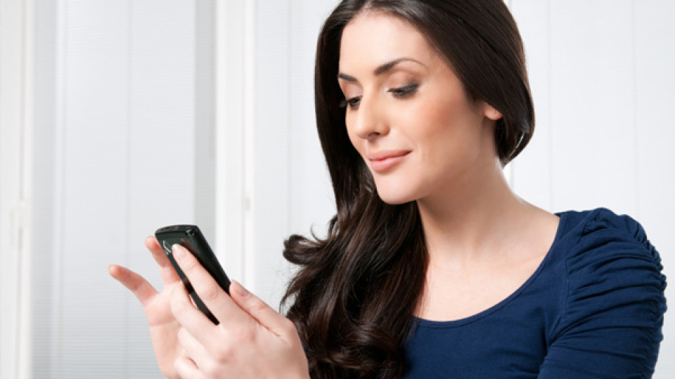 woman-organizing-contacts-on-smartphone